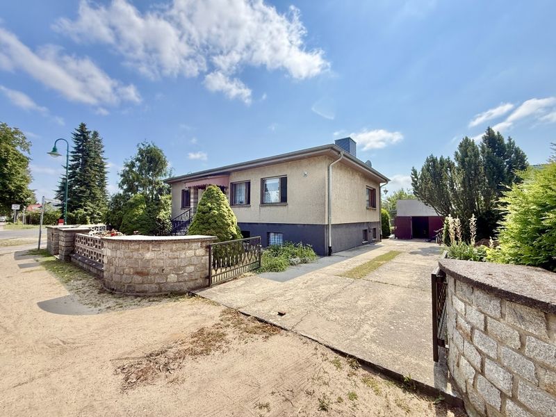 Einfamilienhaus mit Vollkeller, Tiefgarage und großer Terrasse - Hennickendorf